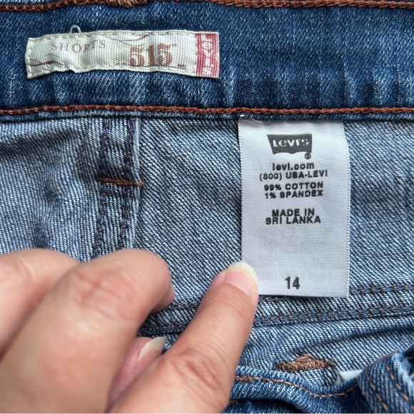 Vintage 2005 Levi’s Denim Women’s Shorts Size 14 11 inch inseam Medium Wash - Picture 3 of 9